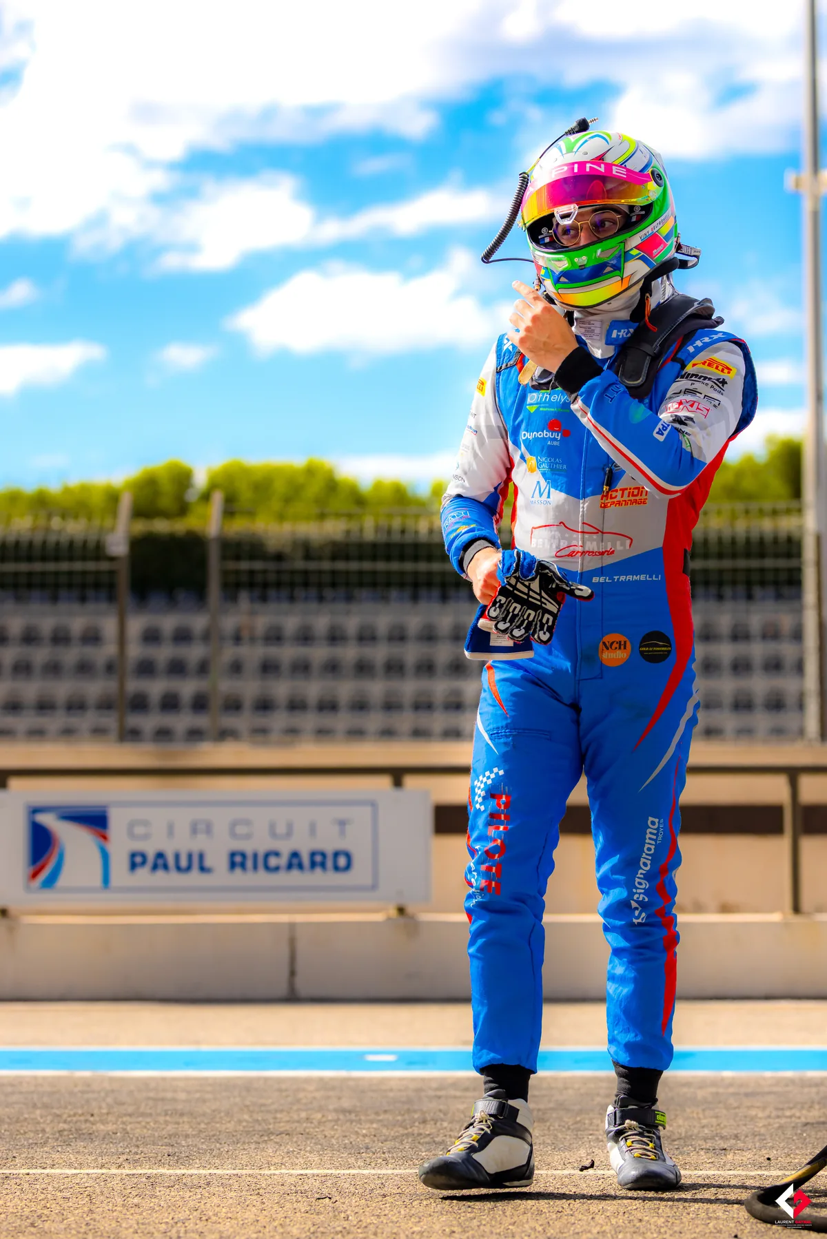 Viny Beltramelli en combinaison de course, casque sur la tête, au circuit Paul Ricard